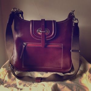 EUC Dooney & Bourke crossbody in autumn maroon🍂
